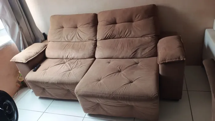 Vendo um sofá com 4 lugares