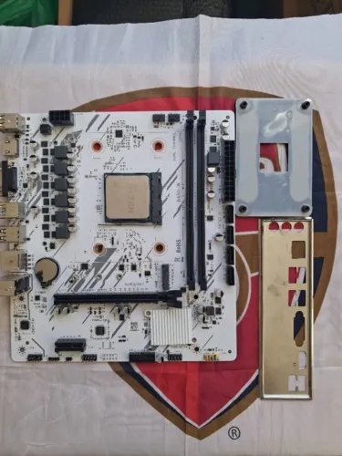 Kit Placa Mãe B450 Branca + Processador AMD Ryzen 5 3350G (AM4)