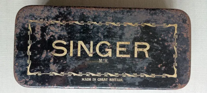 Antiga caixa (metal) de acessórios da máquina Singer