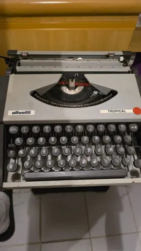 Máquina de Escrever Antiga Olivetti Tropical Vintage