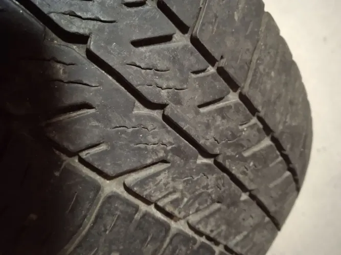 Pneu aro 13 175/70r13 meia vida