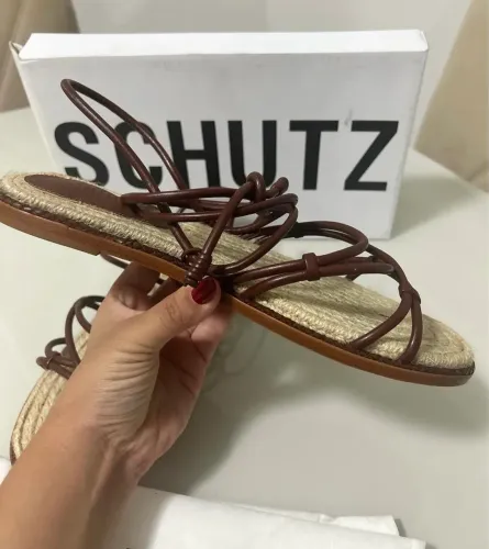 Rasteira Schutz nova, sem uso. 