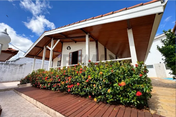 Casa de madeira à venda no Jardim Siriema, Sorocaba | 4 quartos, piscina e 266 m²