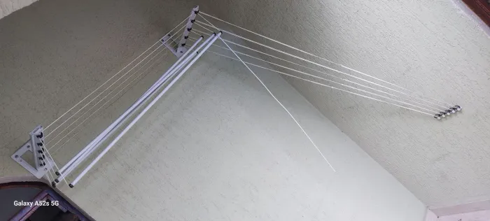 Varal de Teto Retrátil com Cordinhas