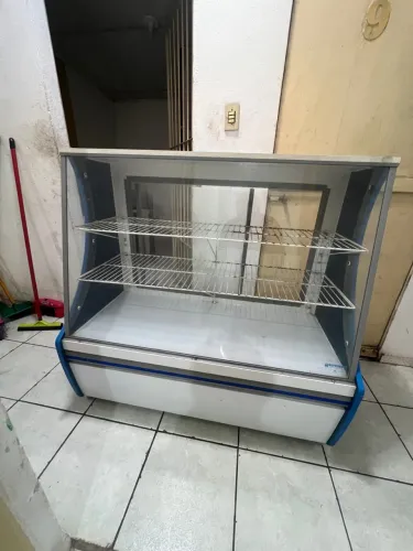 Balcão vitrine neutro em ótimo estado 