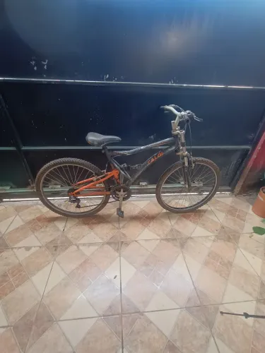 Caloi XR preta e laranja usada