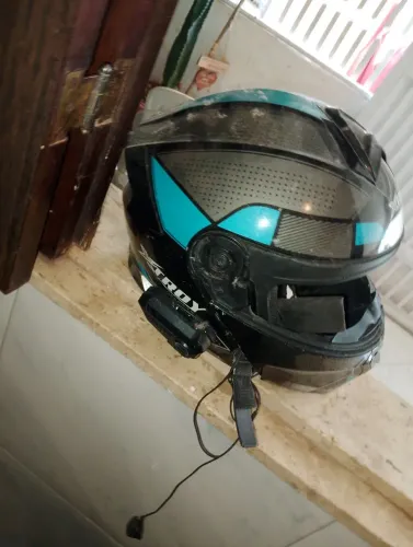 Vendo capacete seminovo , valor trezentos reais com l fone