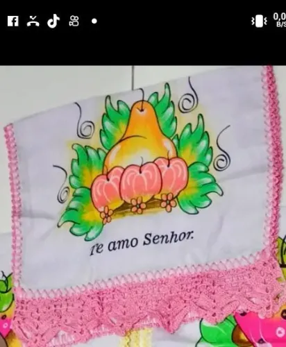 Guardanapo com beira de crochê