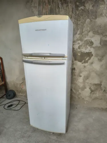 Vendo geladeira Brastemp Frost free.
