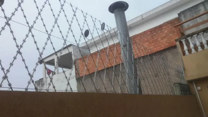 Rede laminada e cerca concertina