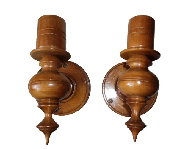 Arandelas antigas em madeira tornedas (02 peças)