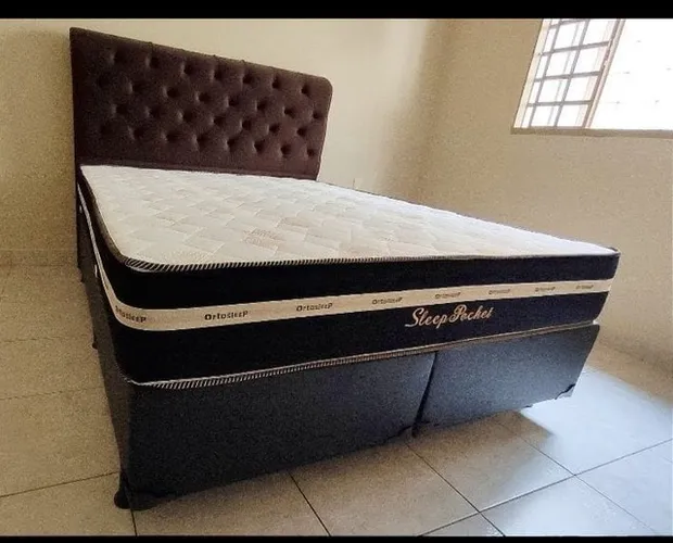 Cama queen mola ensacadas individualmente com a cabeceira
