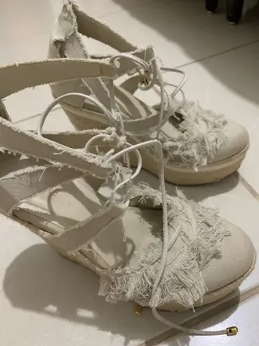 Sandália anabela gladiadora nude 