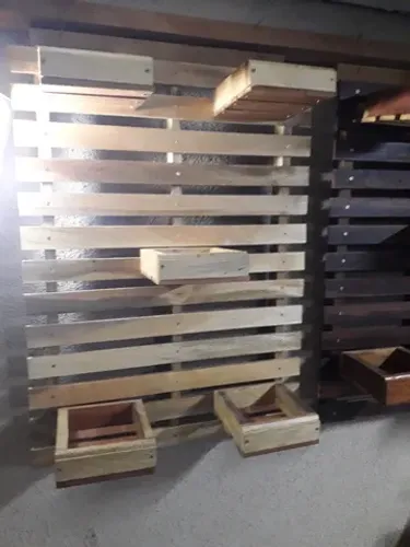horta de parede de madeira com cachepos