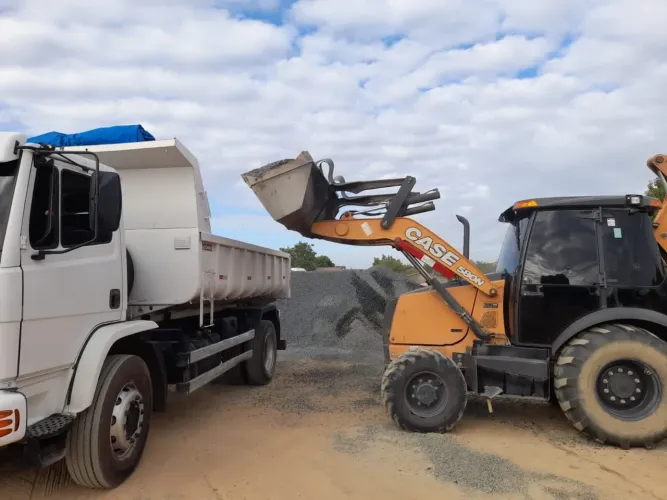 Vende-se brita preta e rajada 