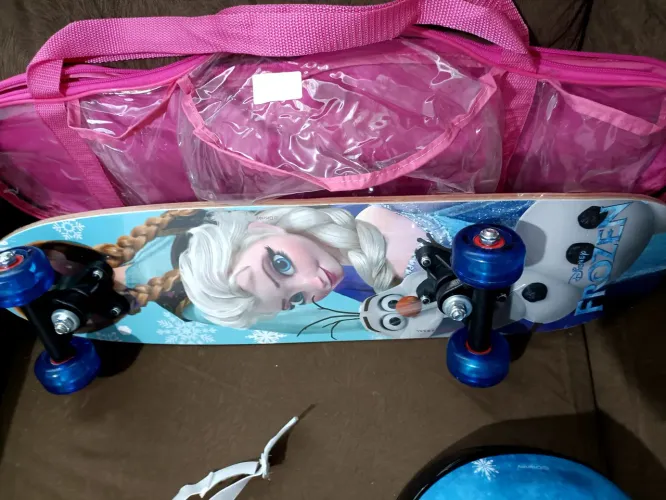 R$169.99 Skate Frozen com capacete e um par de proteção novo skate infantil 0km novo