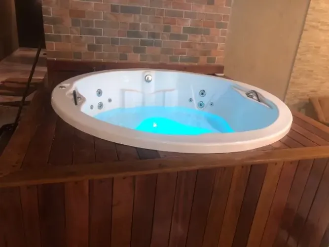 Spa com Hidromassagem Redondo de 4 lugares (jacuzzi, Ofurô, banheira) completo.