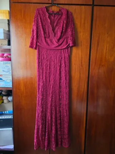 Vestido de renda vinho longo
