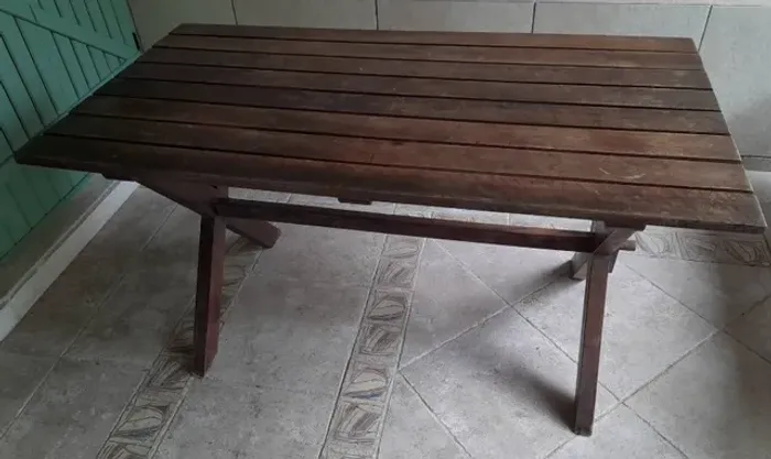 Mesa de madeira maciça