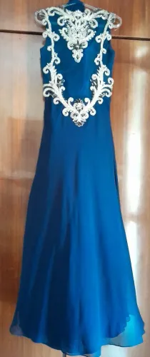Vestido de festa Azul Marinho com pedraria Wink Tam.G com echarpe e capa de Proteção