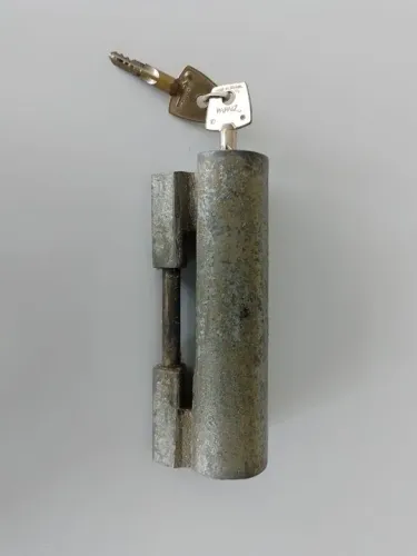 Trava para porta de aço