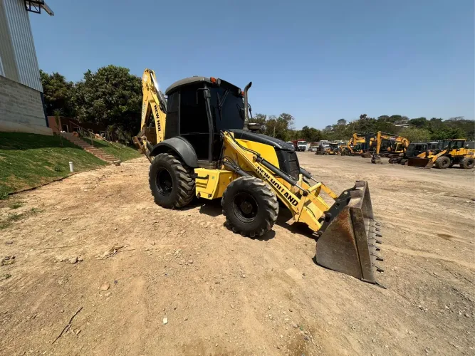 Retroescavadeira New Holland B95 2018 4X4