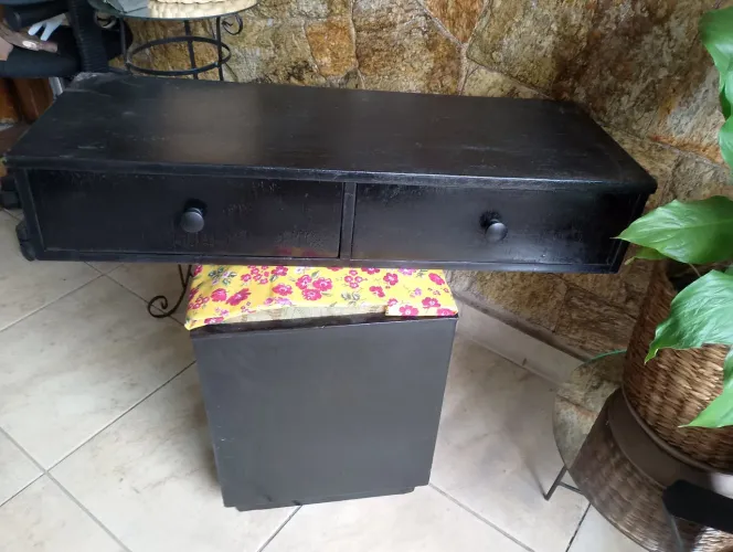 GRACIOSA BANQUETA E APARADOR COM 2 GAVETAS