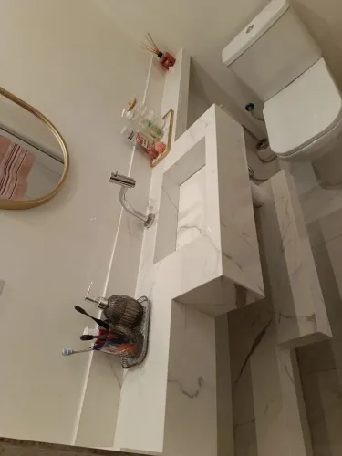 Conjunto de pia e gabinete para banheiro em porcelanato 