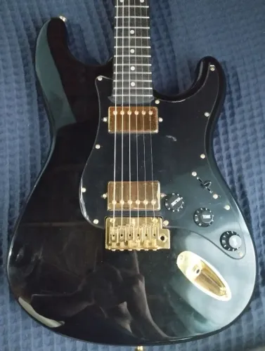 Guitarra Elétrica Stratocaster Black Gold