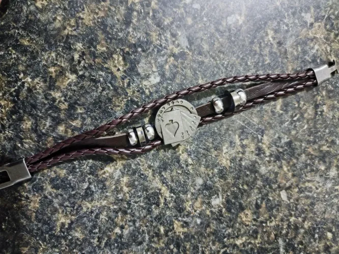 Pulseira de Couro com Detalhe de Cartas de Baralho