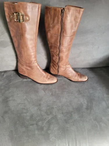 Bota feminina cano alto marca By Rose em couro legítimo 
