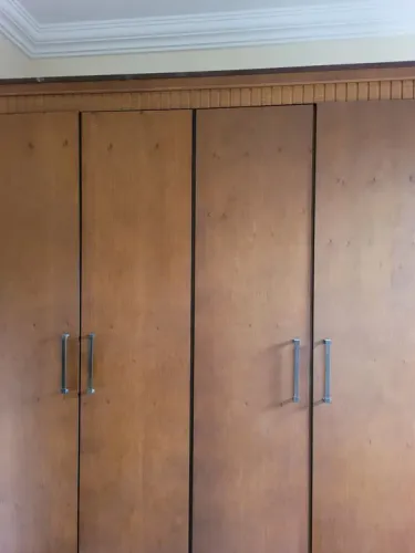 Armário de madeira maciça