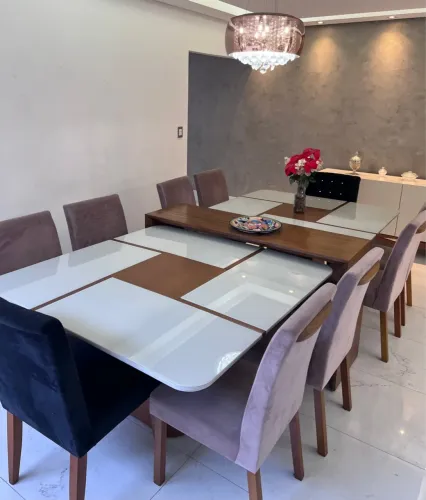 Mesa de Jantar Elegante com Detalhes em Madeira e Vidro