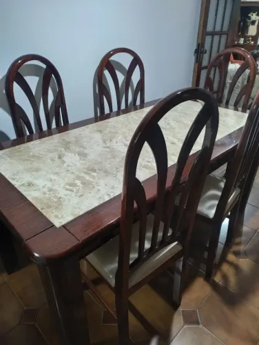 Mesa de jantar em madeira e tampo de pedra