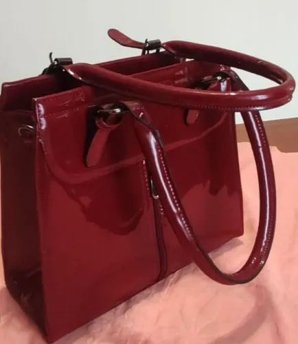 Bolsa de mão feminina em verniz vermelho cereja ?