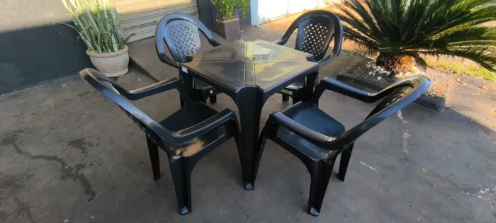 Mesas e cadeiras de plástico preta