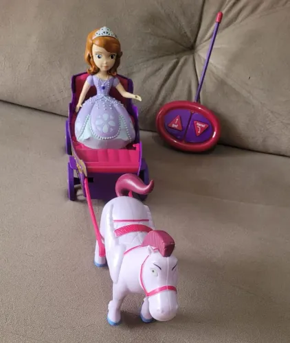 Carruagem Sofia Princesa com Cavalo e Controle Remoto
