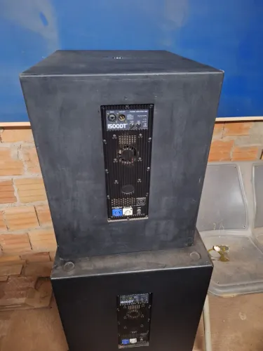 Par de subwoofer.  Um de 15 polegadas e um de 18 polegadas 