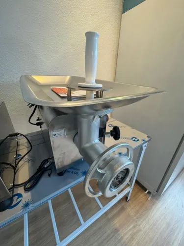 PICADOR DE CARNE INOX 220 BOCA 22 NOVO