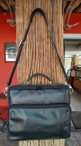 Maleta executiva, em couro natural, de fabricação gaúcha. 