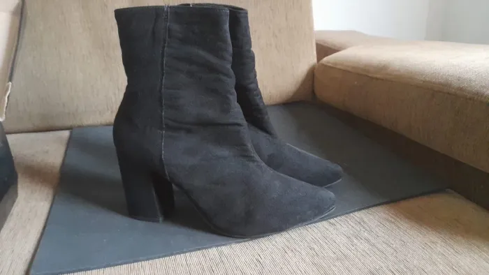 Bota de cano curto suede preta