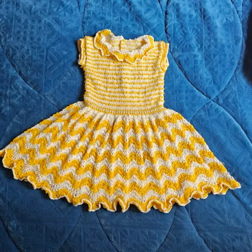 Vestido de crochê amarelo e branco 7anos 