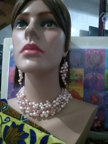 Conjunto de colar e brincos de pérolas