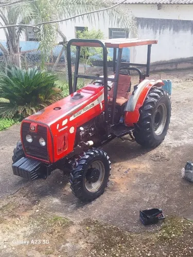 Vendo trator cafeiro traçado com redutor 275 4x4  único dono 5000 horas bomba manual 