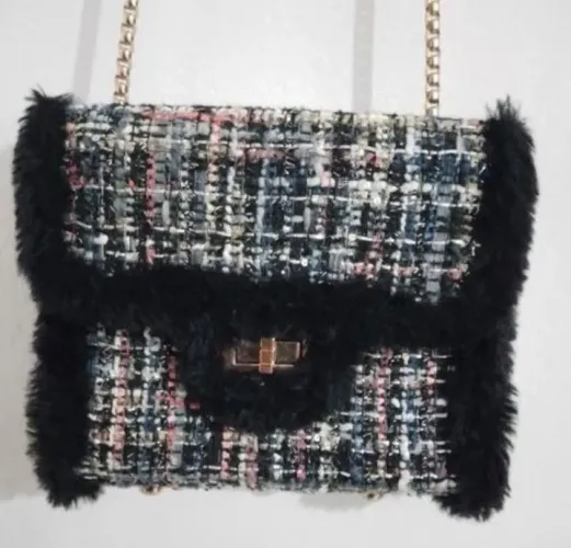 Bolsa de Ombro Elegante com Detalhes em Pelúcia