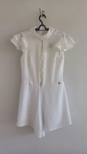 Macacão branco com detalhes