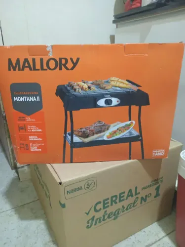 Churrasqueira elétrica com meza e utensilios