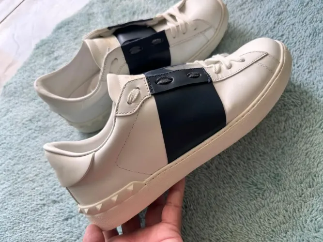 Tênis Valentino Garavani Rockstud - Branco e Azul Marinho