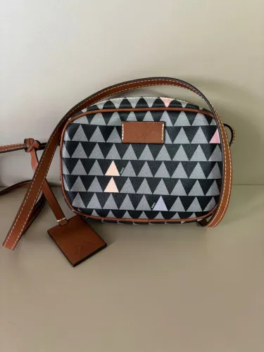 Bolsa Schutz com estampa geométrica