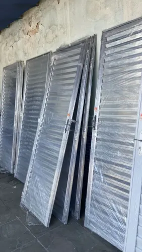 PORTAS VENEZIANAS FERRO E ALUMÍNIO 